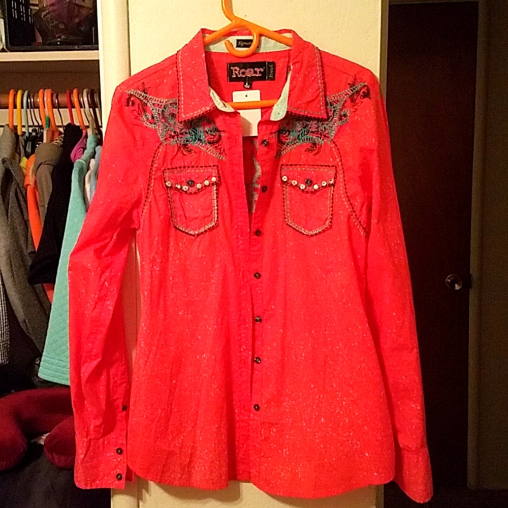 Button-up embroidered well house size large